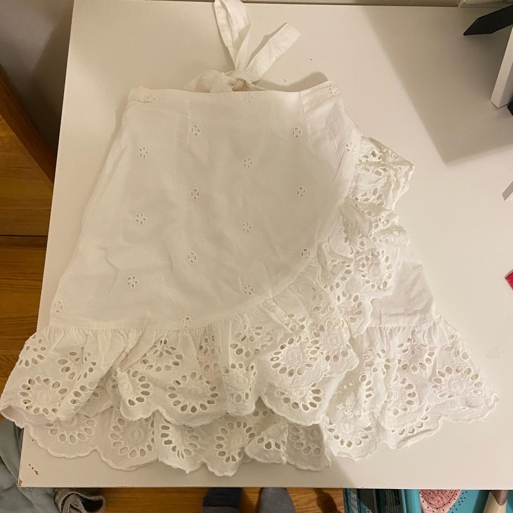 White flowy skirt